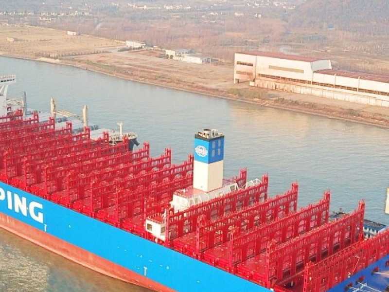 Una portacontainer cinese a Nantong (foto LaPresse)