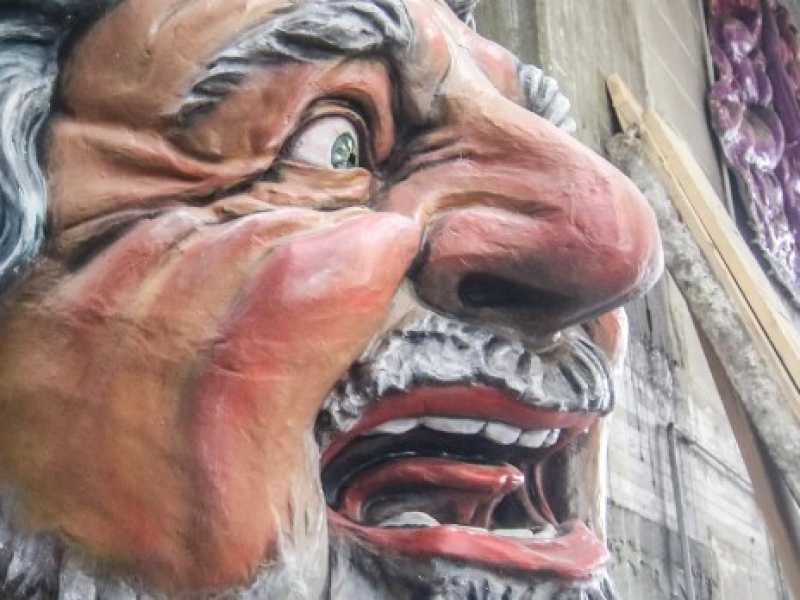 Una maschera di Beppe Grillo al Carnevale di Viareggio (foto LaPresse)