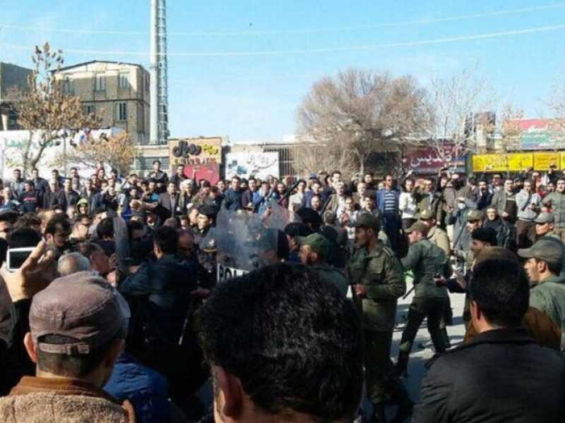 Una manifestazione a Tehran in una immagine condivisa su Twitter