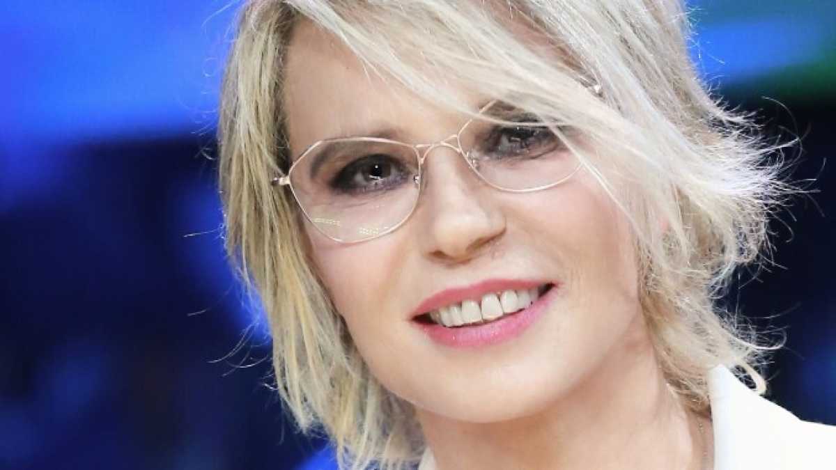 Immagine di Per pulire Roma Virginia Raggi preferisce affidarsi agli Amici (di Maria De Filippi)