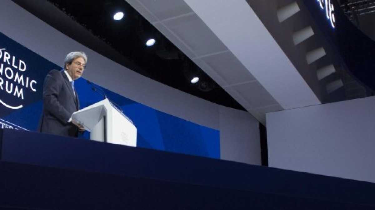 Immagine di Da Gentiloni a Davos ai concorsi di bellezza per cammelli. Di cosa parlare stasera a cena