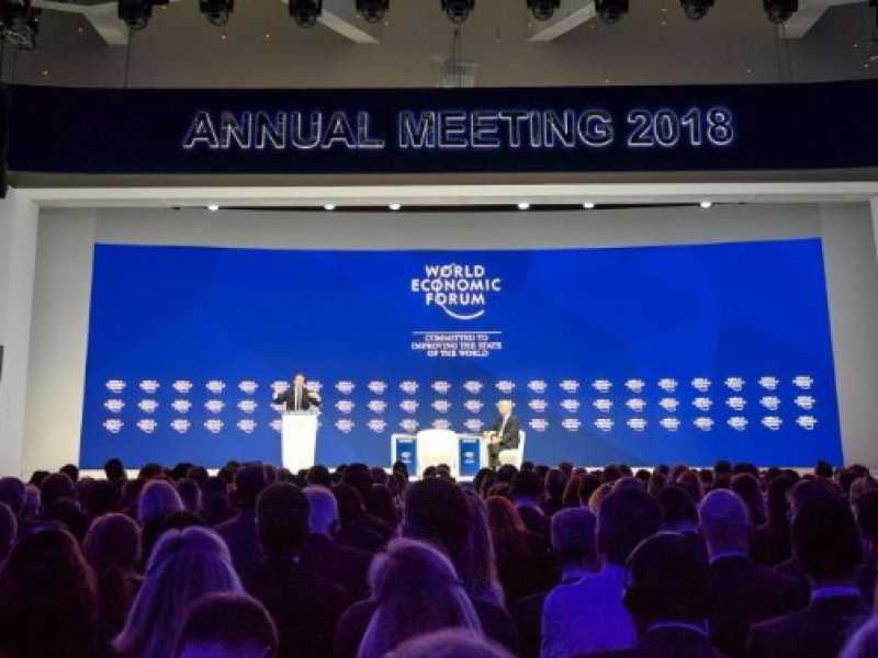 Macron sul palco del Forum economico mondiale di Davos (foto LaPresse)
