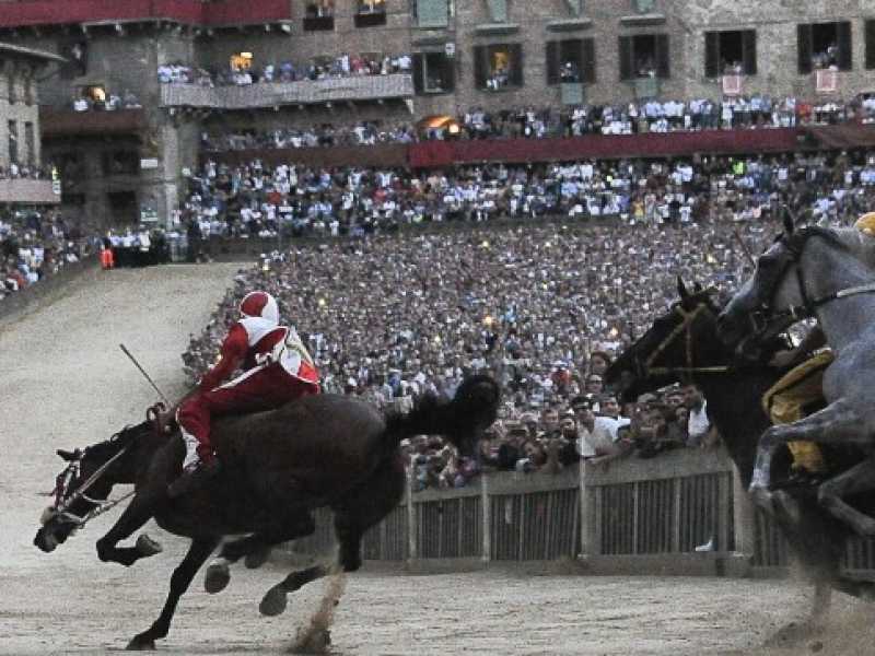 Il Palio della Madonna di Provenzano, patrona e regina della citt&agrave; di Siena (foto LaPresse)