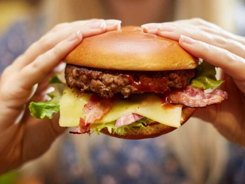 Un hamburger di McDonald's (foto LaPresse