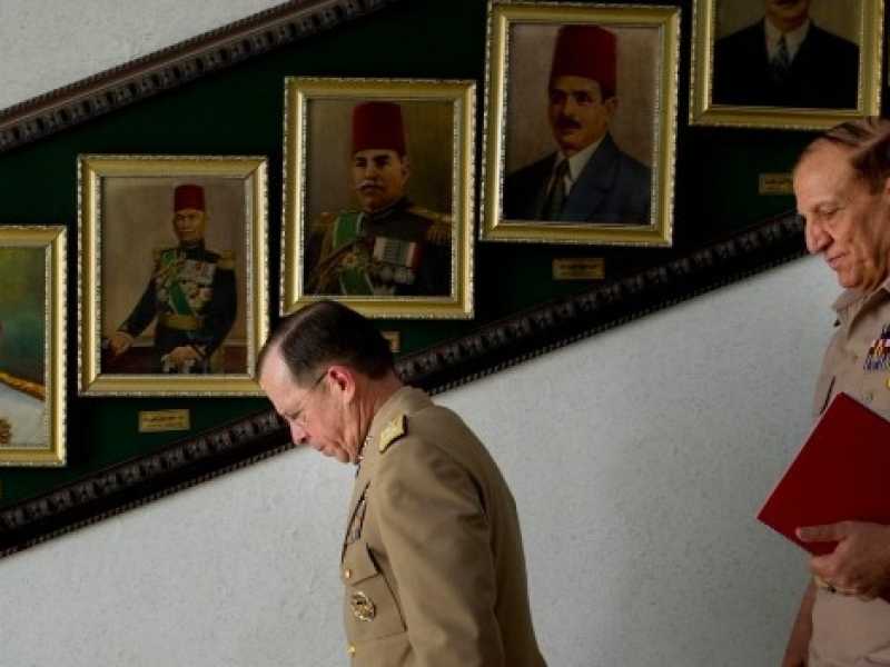 A destra, Sami Anan in una foto del 2011, mentre accoglie al Cairo Mike Mullen, Joint Chief of Staff americano