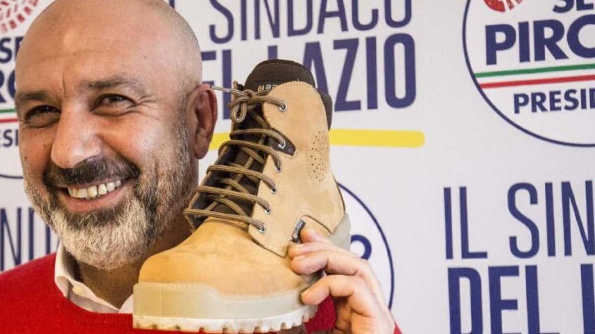 Immagine di Pirozzi sbatte lo scarpone sul tavolo
