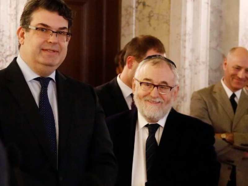 Al centro, Paul Chaim Eisenberg