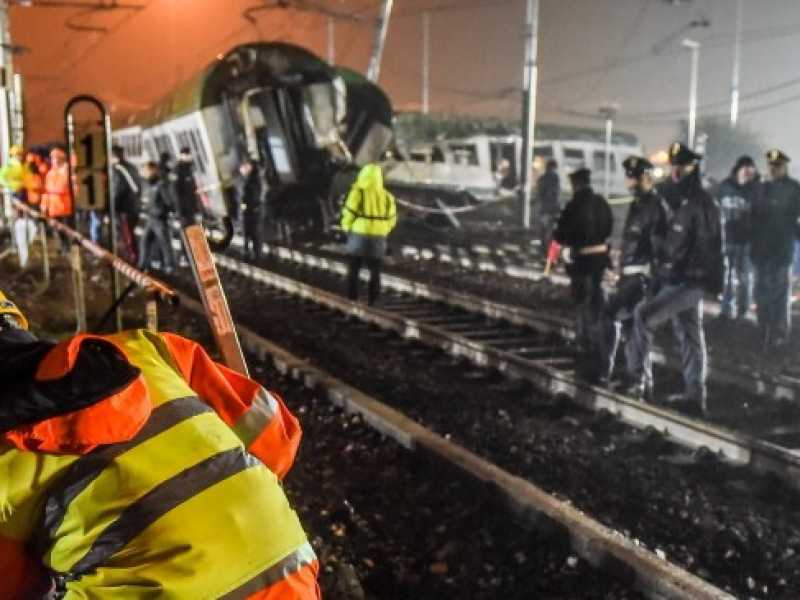 I soccorsi nel luogo dell'incidente ferroviario, nei pressi di Pioltello, sono andati avanti per diverse ore (foto LaPresse)