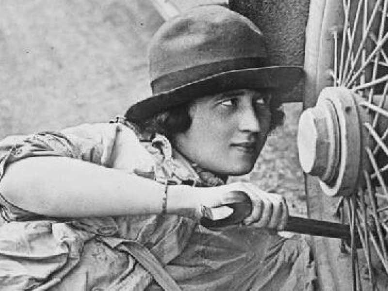 Una donna al lavoro durante la Prima guerra mondiale (Wikimedia)