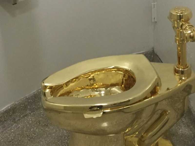 Il "cesso d'oro" di Maurizio Cattelan (foto LaPresse)
