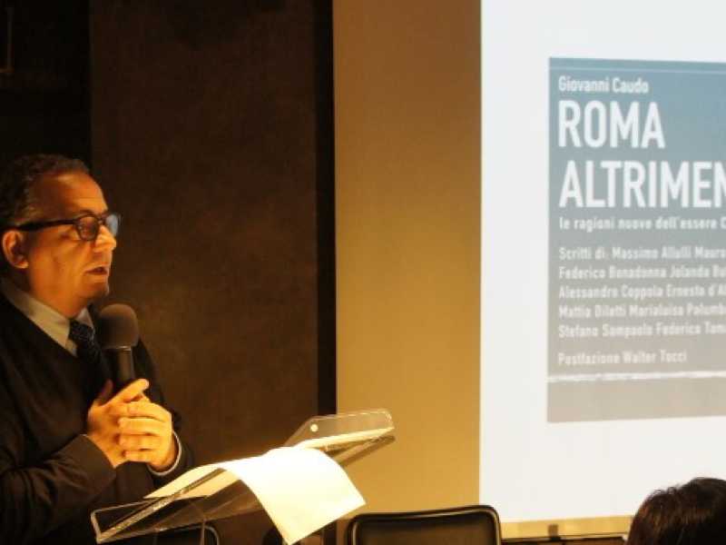 Giovanni Caudo presenta "Roma altrimenti" nello spazio espositivo di Sorgente (foto Valentina Nicolucci)