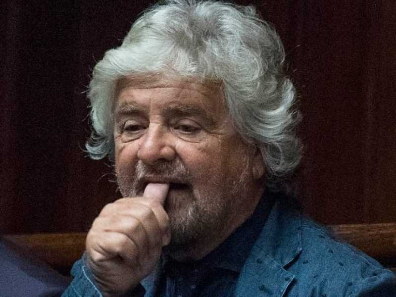 Beppe Grillo in tribuna in Parlamento con Rocco Casalino e Ilaria Loquenzi (foto LaPresse)