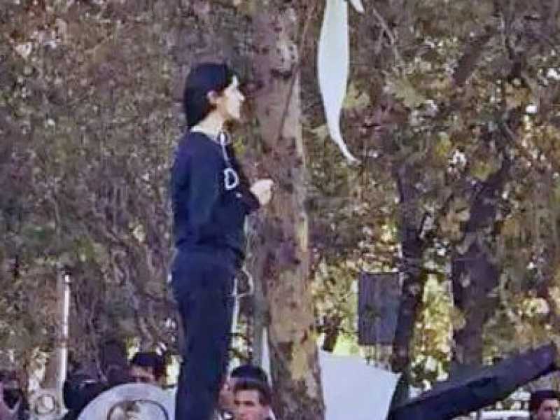 La donna che all'inizio del mese scorso, durante alcune proteste a Teheran, si tolta il velo in strada