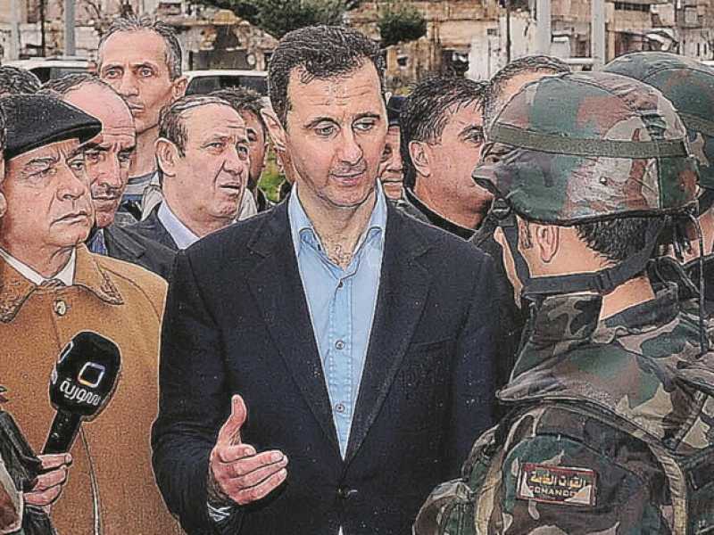 Il presidente siriano Bashar el Assad in una foto del 2012 a Homs, circondato dai suoi sostenitori (foto LaPresse)