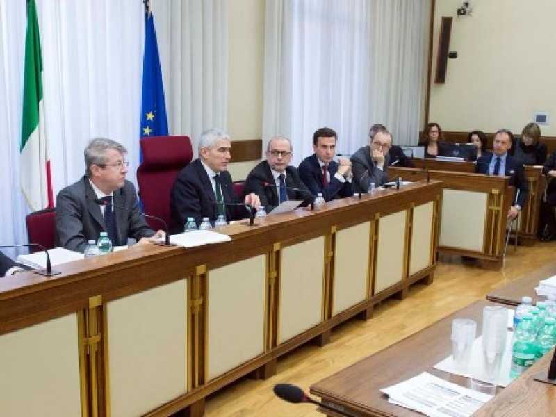 L'esame dei documenti finali della Commissione Banche (foto LaPresse)