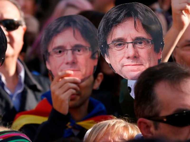 Una manifestazione a Barcellona fuori dal Parlamento catalano riunito in assemblea marted&igrave;