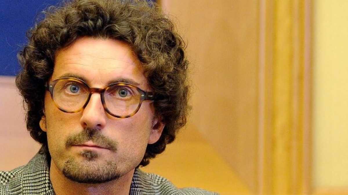 Immagine di Toninelli dice che "lo statuto Rousseau non esiste". Falso. Ecco il documento originale