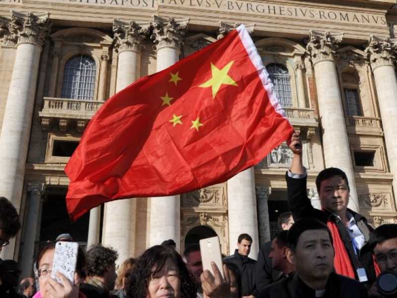 Una bandiera cinese in piazza San Pietro (foto LaPresse)