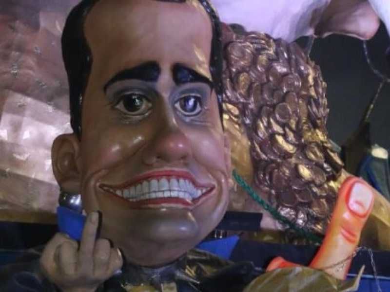 La maschera di Luigi Di Maio in un carro del carnevale di Viareggio (foto LaPresse)