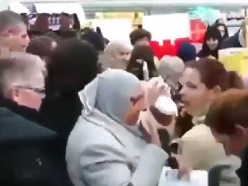 Una rissa nel supermercato Intermarche per accaparrarsi la scorta di Nutella (foto da video askanews)