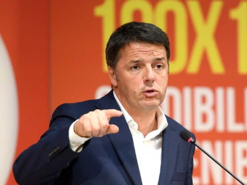Matteo Renzi all'opificio Golinelli di Bologna (foto LaPresse)