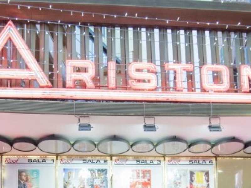 Il teatro Ariston di Sanremo (foto LaPresse)