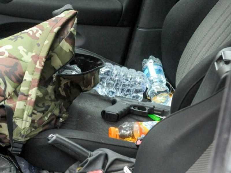 L'interno dell'auto di Luca Traini, l'uomo fermato a Macerata per la sparatoria in centro  (foto LaPresse)