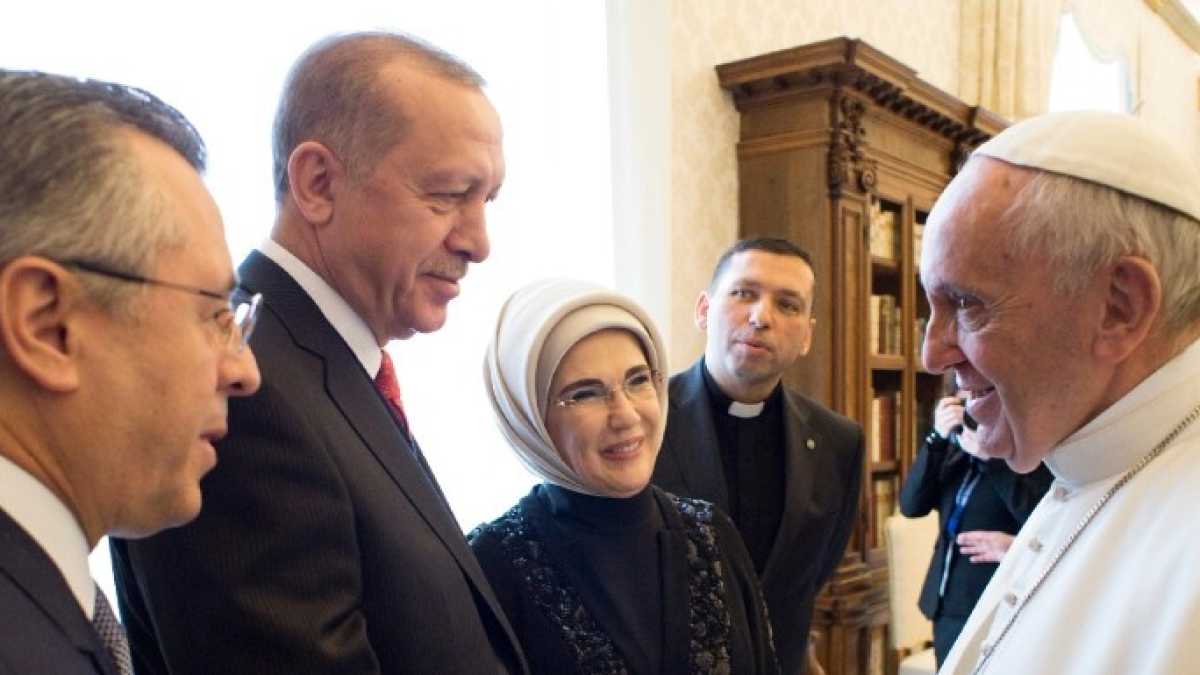 Immagine di Il Papa in cinquanta minuti sfugge al trappolone di Erdogan