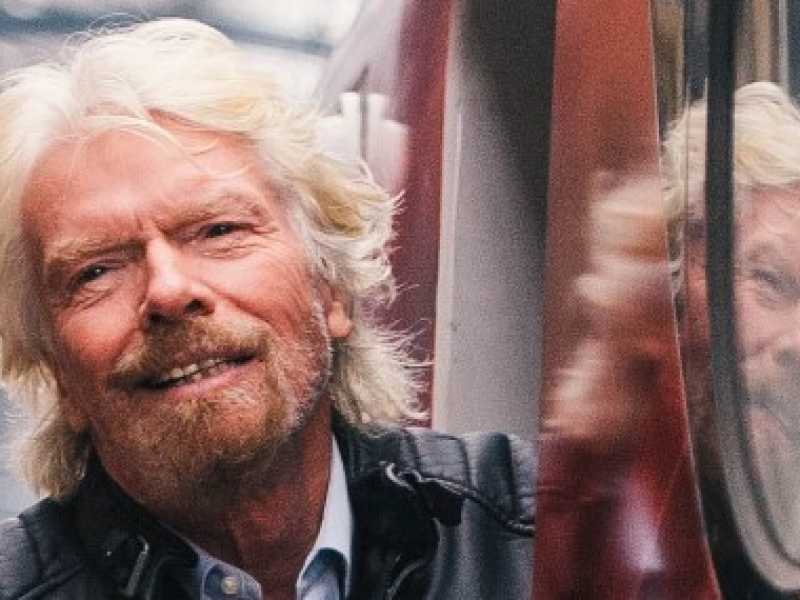 Richard Branson sale a bordo di un treno Virgin Rail (foto LaPresse)