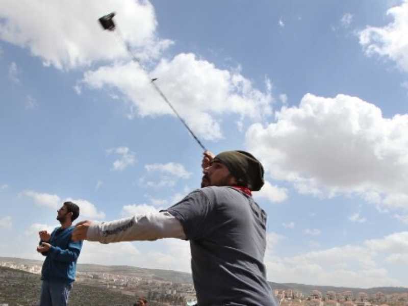 Palestinesi lanciano pietre contro soldati israeliani a Betlemme (foto LaPresse)