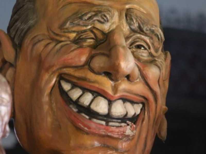 Carnevale di Viareggio, il mascherone di Silvio Berlusconi (foto LaPresse)