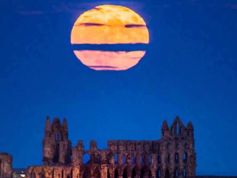 Una superluna sull'abbazia di Whitby, nello Yorkshire del nord (foto LaPresse)