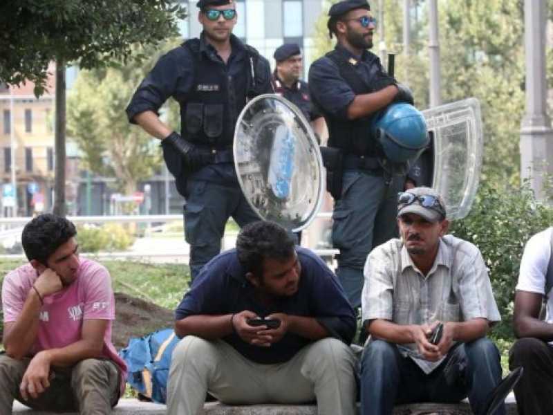 Blitz di polizia e carabinieri per controllo immigrazione alla stazione centrale di Milano (foto LaPresse)