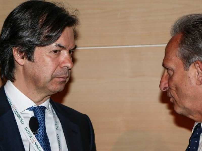 Carlo Messina, ceo di Intesa Sanpaolo, e Gaetano Miccich&egrave;, presidente di Banca IMI (foto LaPresse)