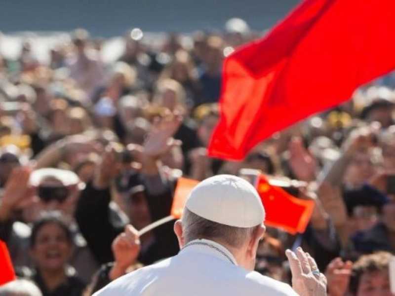 Papa Francesco incontra alcuni cinesi durante l'udienza settimanale (foto LaPresse)