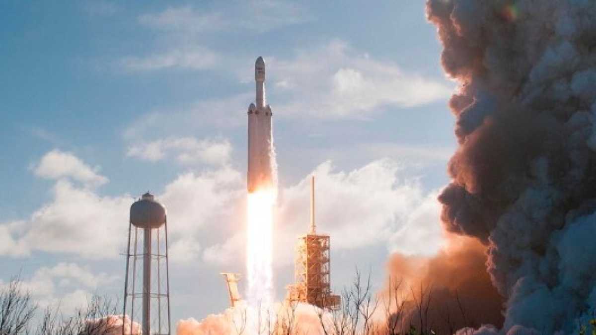 Immagine di Marketing interspaziale. Con lo Space X Musk manda Tesla su Marte
