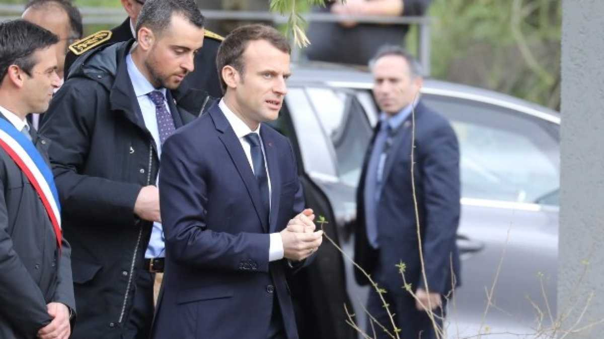 Immagine di La meraviglia chic dello sfarzoso corteo di auto blu di Macron ad Algeri