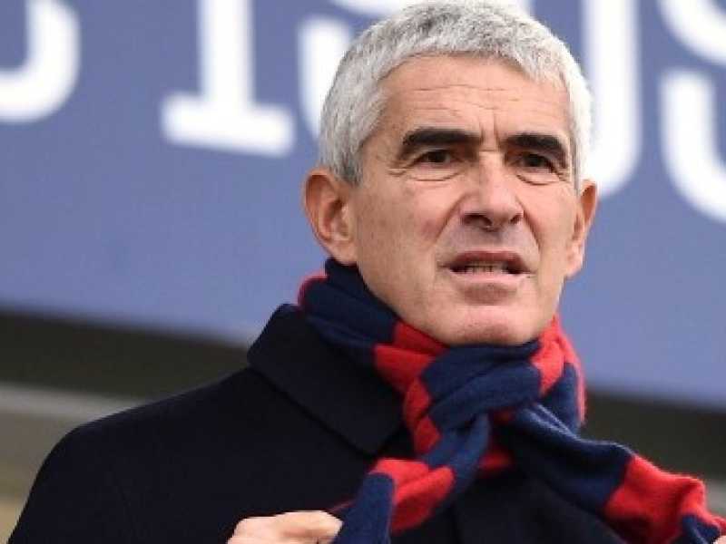 Pier Ferdinando Casini allo stadio con la sciarpa del Bologna (foto LaPresse)