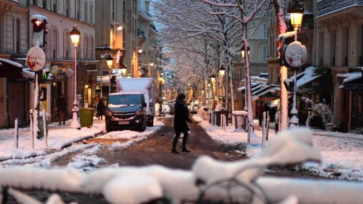 Immagine di Parigi con la neve rende tutti “stupidamente felici”