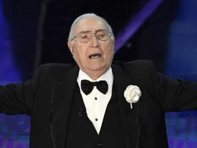 Pippo Baudo sul palco dell'Ariston (foto LaPresse)