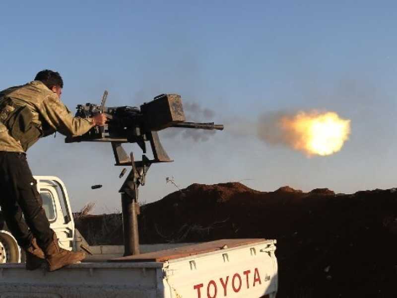 Combattenti del Free Syrian Army in Siria, nei pressi di Tal Malid (foto LaPresse)