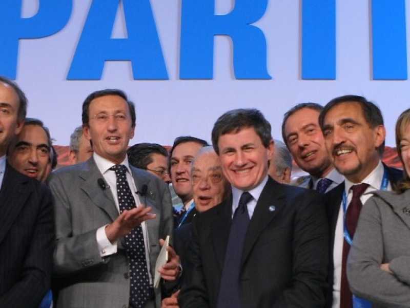 Gianfranco Fini nel 2009, con lui Andrea Ronchi, Maurizio Gasparri, Gianni Alemanno, Ignazio La Russa, Giorgia Meloni (foto LaPresse)