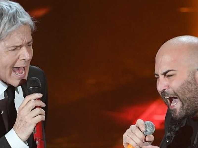 Claudio Baglioni e Giuliano Sangiorgi dei Negramaro (foto LaPresse)