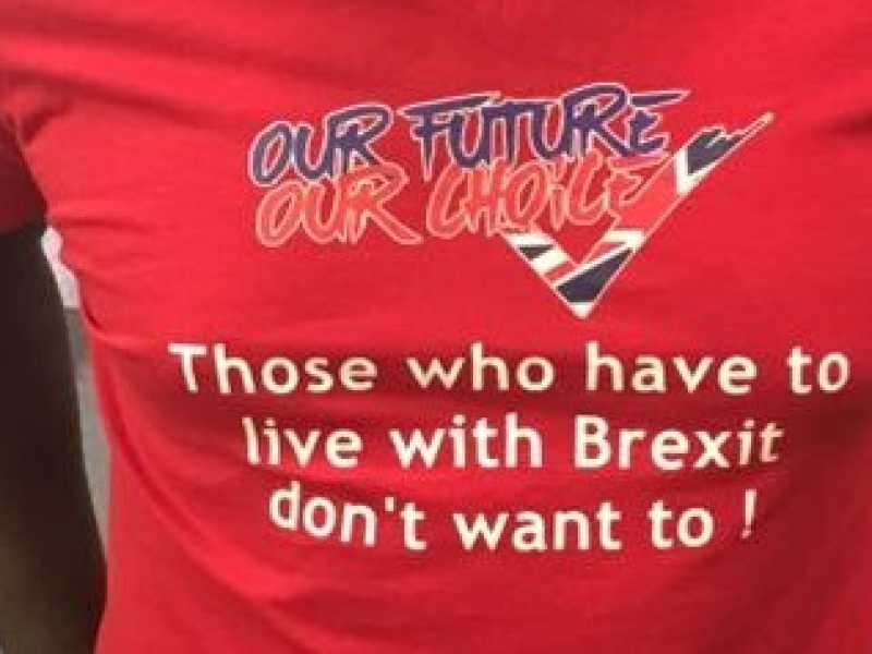 La maglietta indossata da uno dei ragazzi della rete Ofoc. Il riferimento &egrave; alle giovani generazioni che non vogliono vivere in un Regno Unito fuori dall'Unione europea