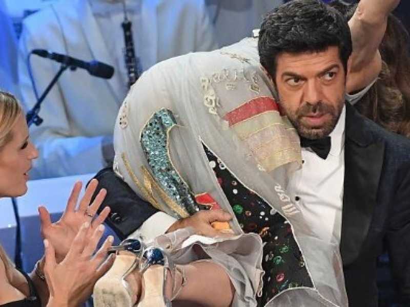 Michelle Hunziker, Pierfrancesco Favino e Sbrina Impacciatore (foto LaPresse)