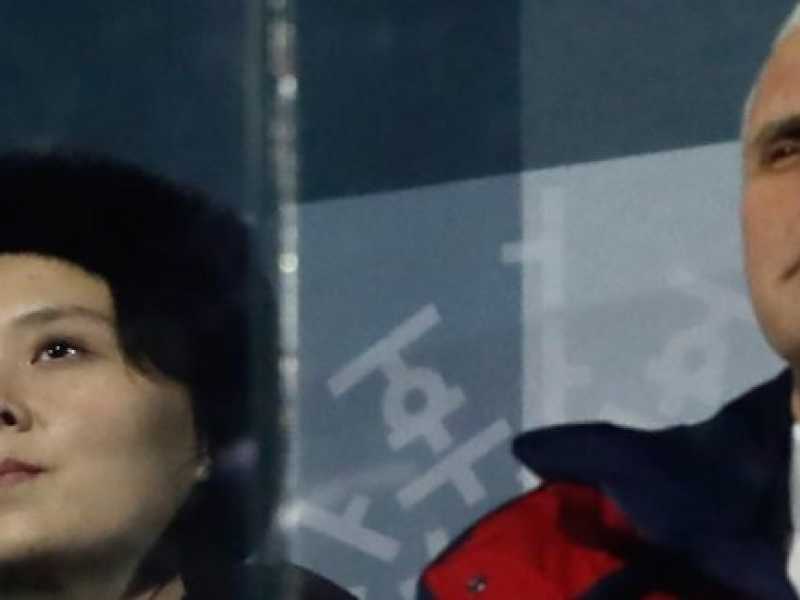 La sorella di Kin Jong-un, Kim Yong-nam, e il vicepresidente americano Mike Pence all'apertura dei Giochi invernali di Pyeongchang (foto LaPresse)