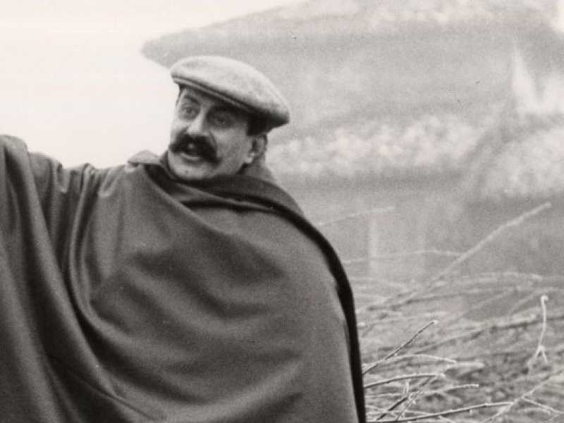 Giovannino Guareschi con tabarro e nebbia,1953 (foto Direzione Generale Biblioteche e Istituti Culturali)