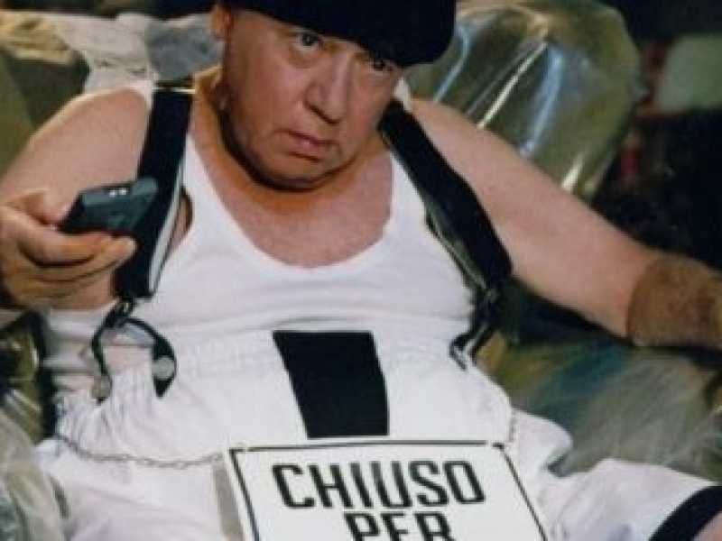 Paolo Villaggio in una scena di Fantozzi - Il Ritorno