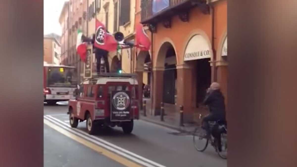 Immagine di L'inseguimento al candidato di CasaPound come uno sketch dei Monty Python