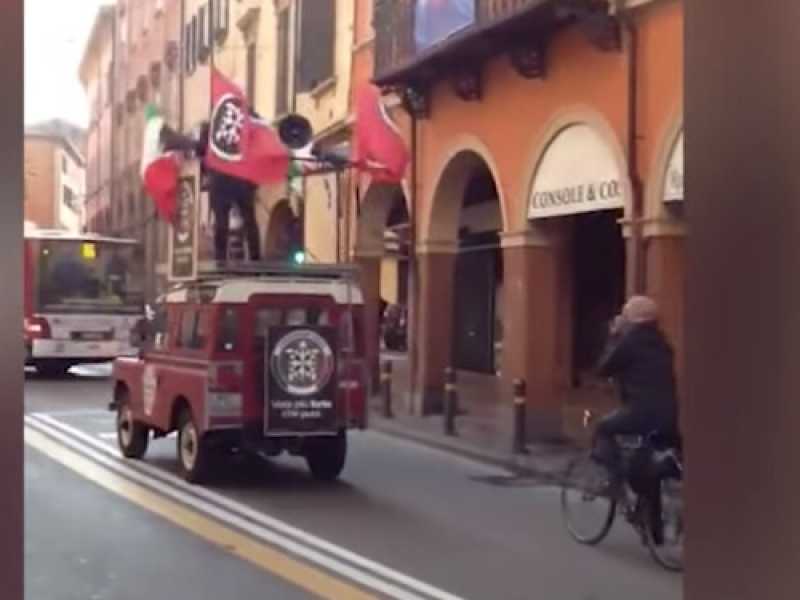 L'inseguimento al candidato di CasaPound come uno sketch dei Monty Python